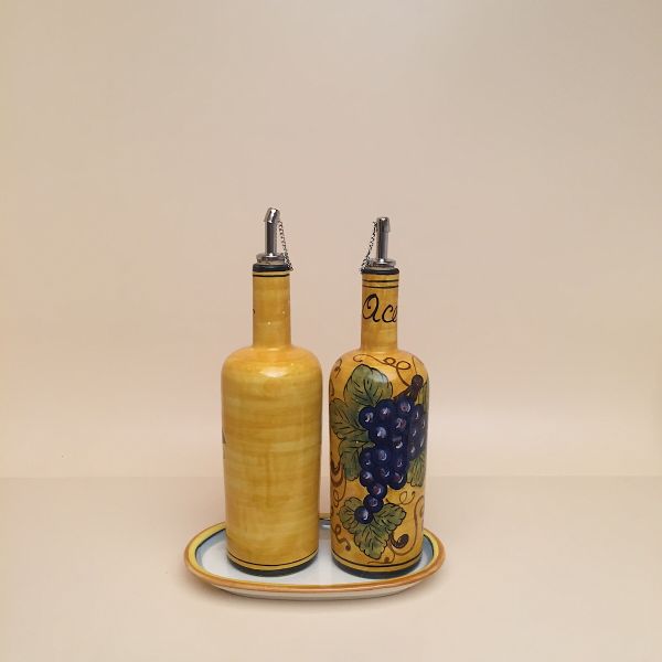 Set of 2 oil and vinegar bottles, cm.25h with tray